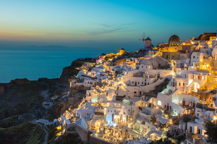 Vista noturna do vilarejo de Oia em Santorini, Grécia